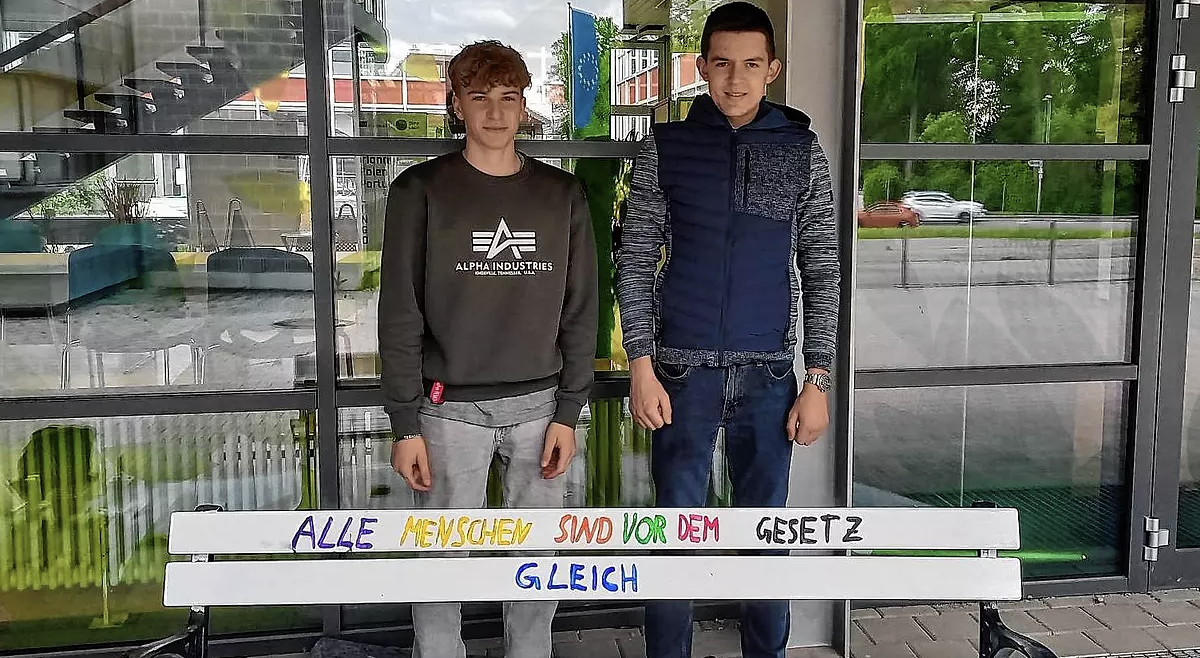 Jugendliche derinnern an 75 Jahre Grundgesetz