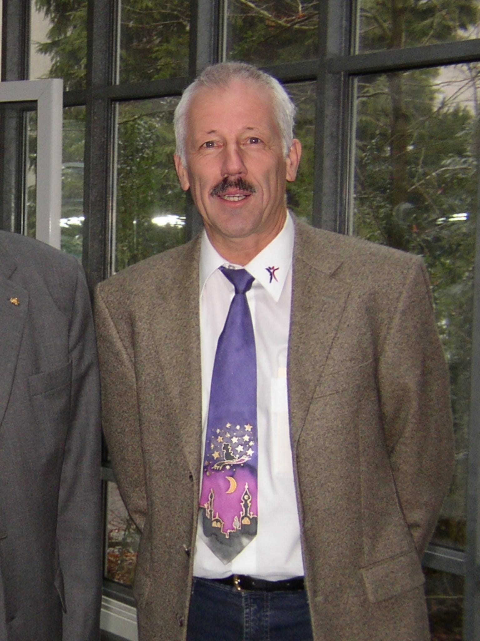 Ehemaliger Schulleiter Karl Beirer steht am Fenster.