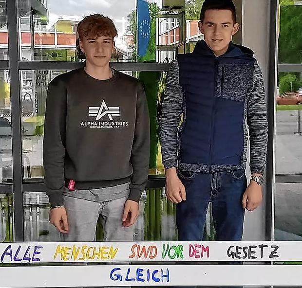 Auf diesen Bänken lässt sich munter diskutieren: Jugendliche erinnern an 75 Jahre Grundgesetz