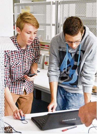 Schüler arbeiten am Laptop BSZ Stockach