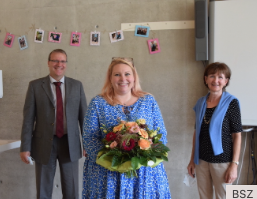 Saskia Metzler (Mitte) ist die neue Leiterin des Berufsschulzentrums Stockach. Zu den ersten Gratulanten gehörten Frank Kunzelnick vom Regierungspräsidium Freiburg und Eveline Hagen vom Landratsamt Konstanz. swb-Bild: dh